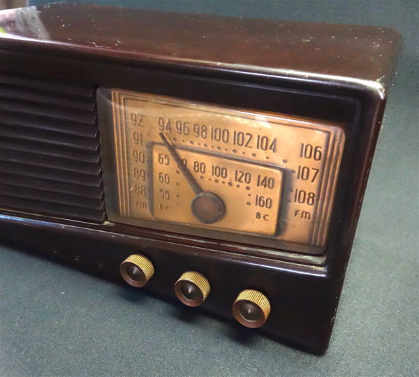 PHILCO FM / BC VINTAGE TABLE RADIO, CIRCA 1948 WITH DECO STREAMLINE ...