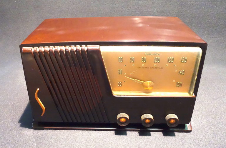 SILVER TONE CIRCA 1950 VINTAGE RADIO OFFERS A WONDERFUL DECO LOOK ...